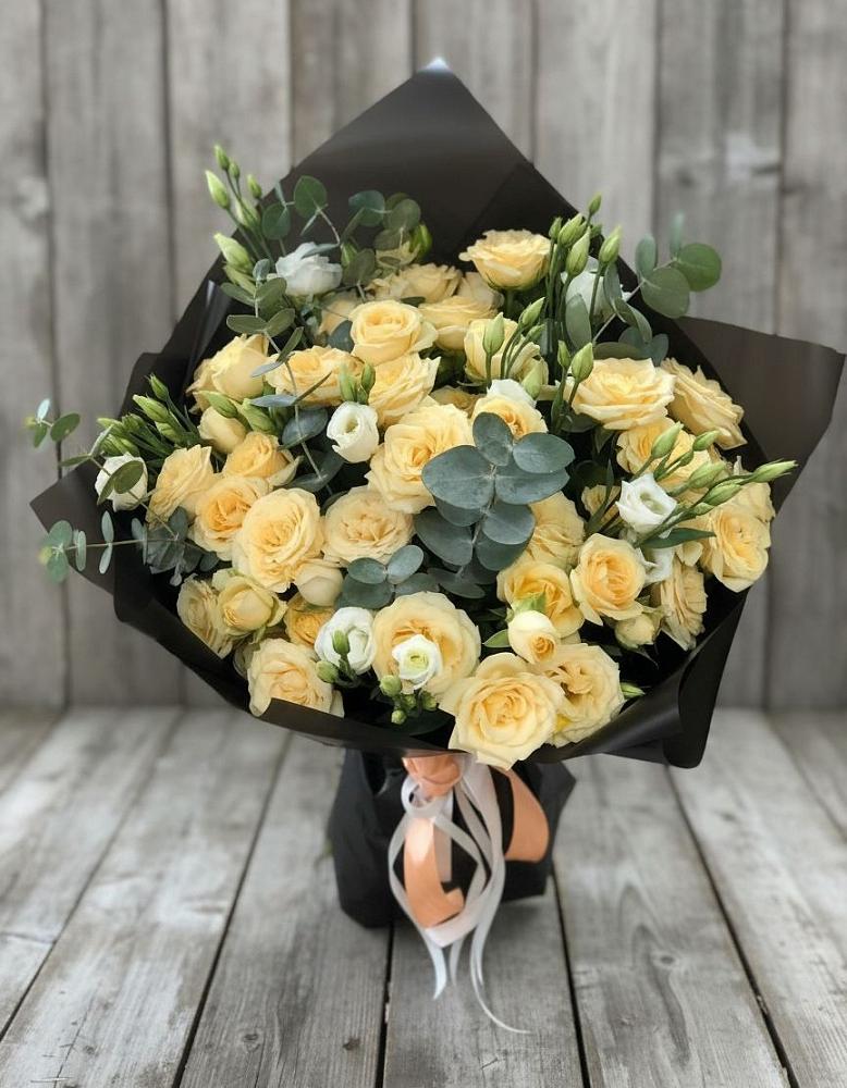 Букет цветов из: Розы и Лизиантусы в Малоархангельске