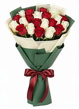 Букет Микс из красных и белых роз в Малоархангельске