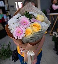 Букет цветов из:  Герберы, Розы и Хризантемы в Малоархангельске