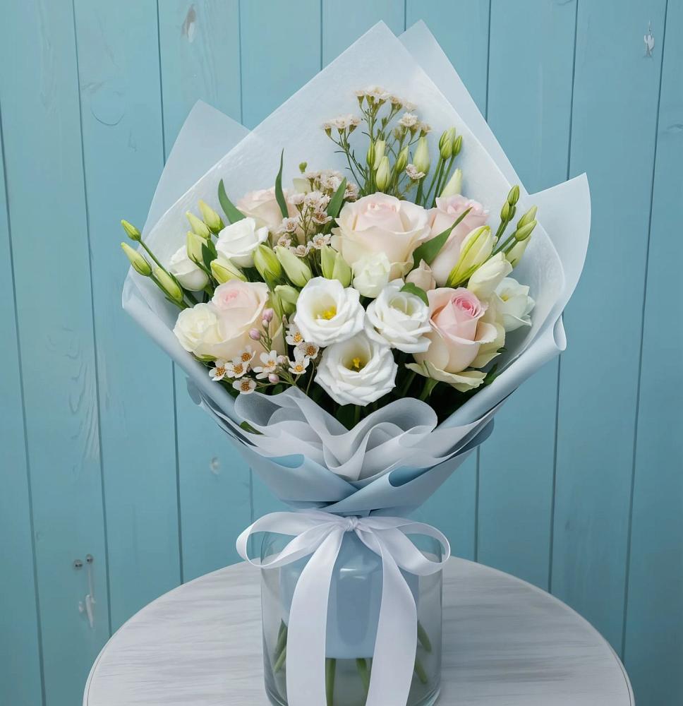 Букет цветов из: Розы и Лизиантусы в Малоархангельске