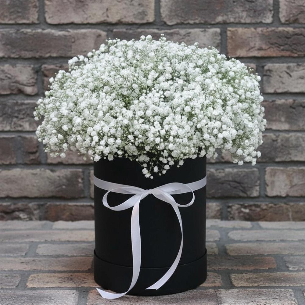 Цветочная композиция из Гипсофила в шляпной коробке в Малоархангельске