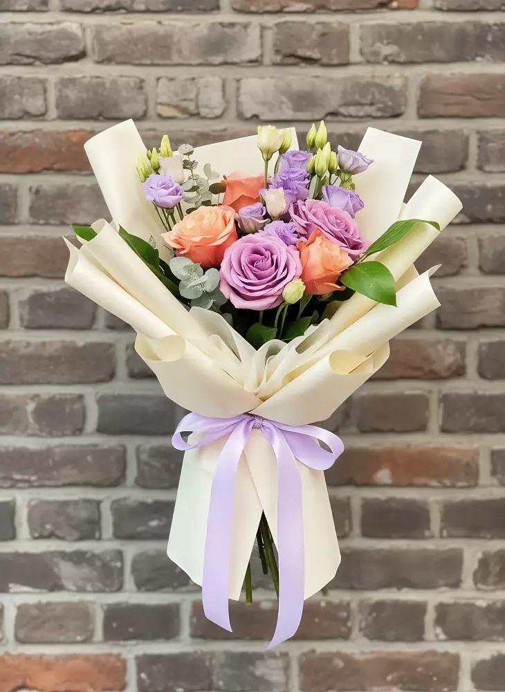 Букет цветов из: Лизиантусы и Розы в Малоархангельске