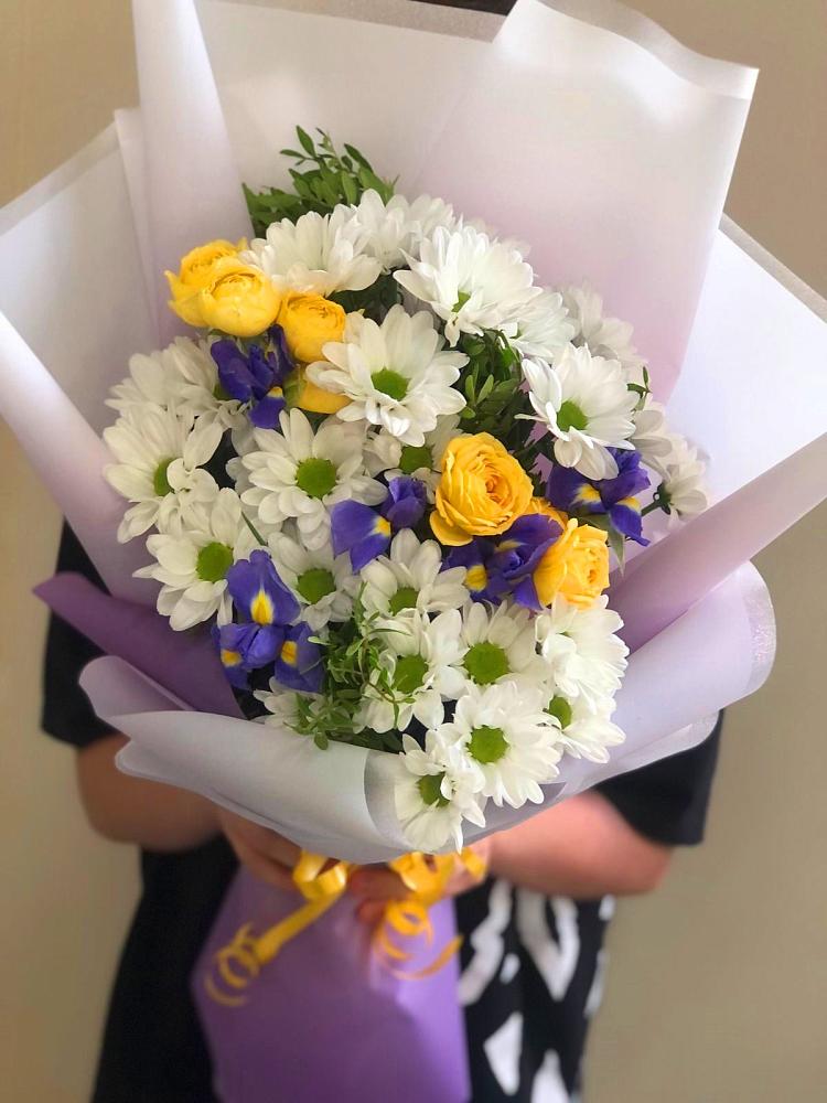 Букет цветов из: Ирисы, Хризантемы и Розы в Малоархангельске