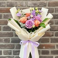 Букет цветов из:  Лизиантусы и Розы в Малоархангельске