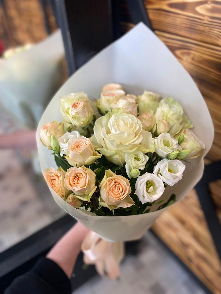 Букет цветов из: Розы и Лизиантусы в Малоархангельске